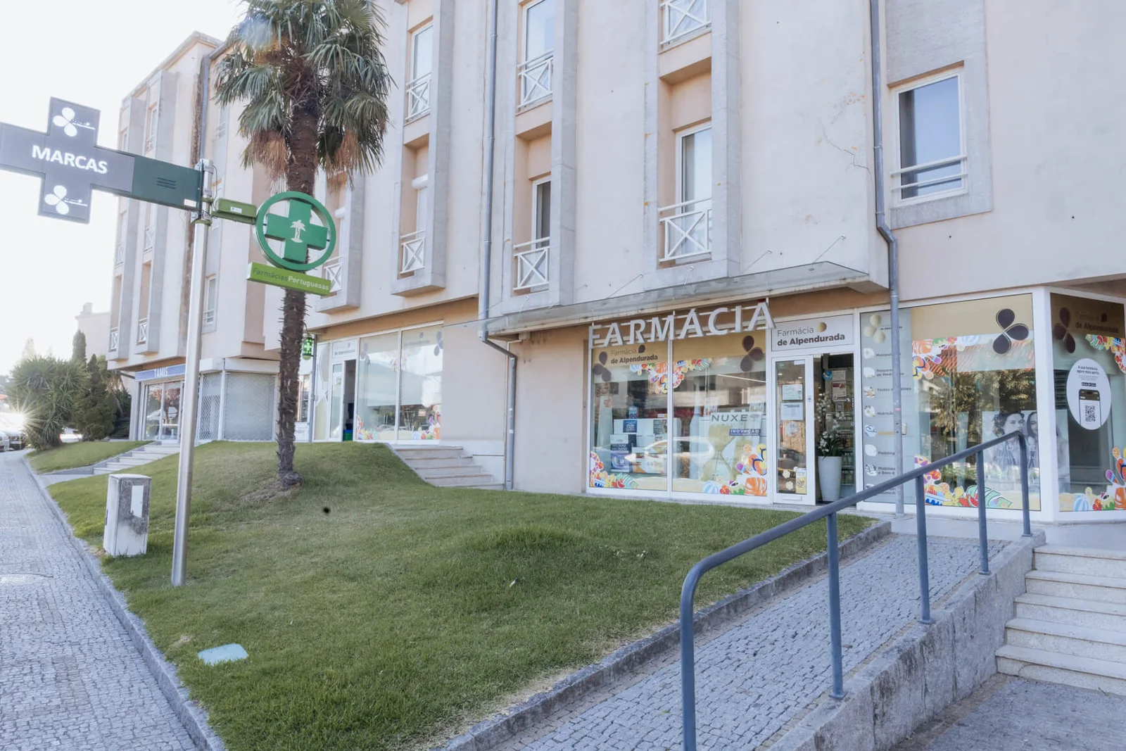 Fachada da Farmácia de Alpendurada na Avenida Dr. Francisco Sá Carneiro