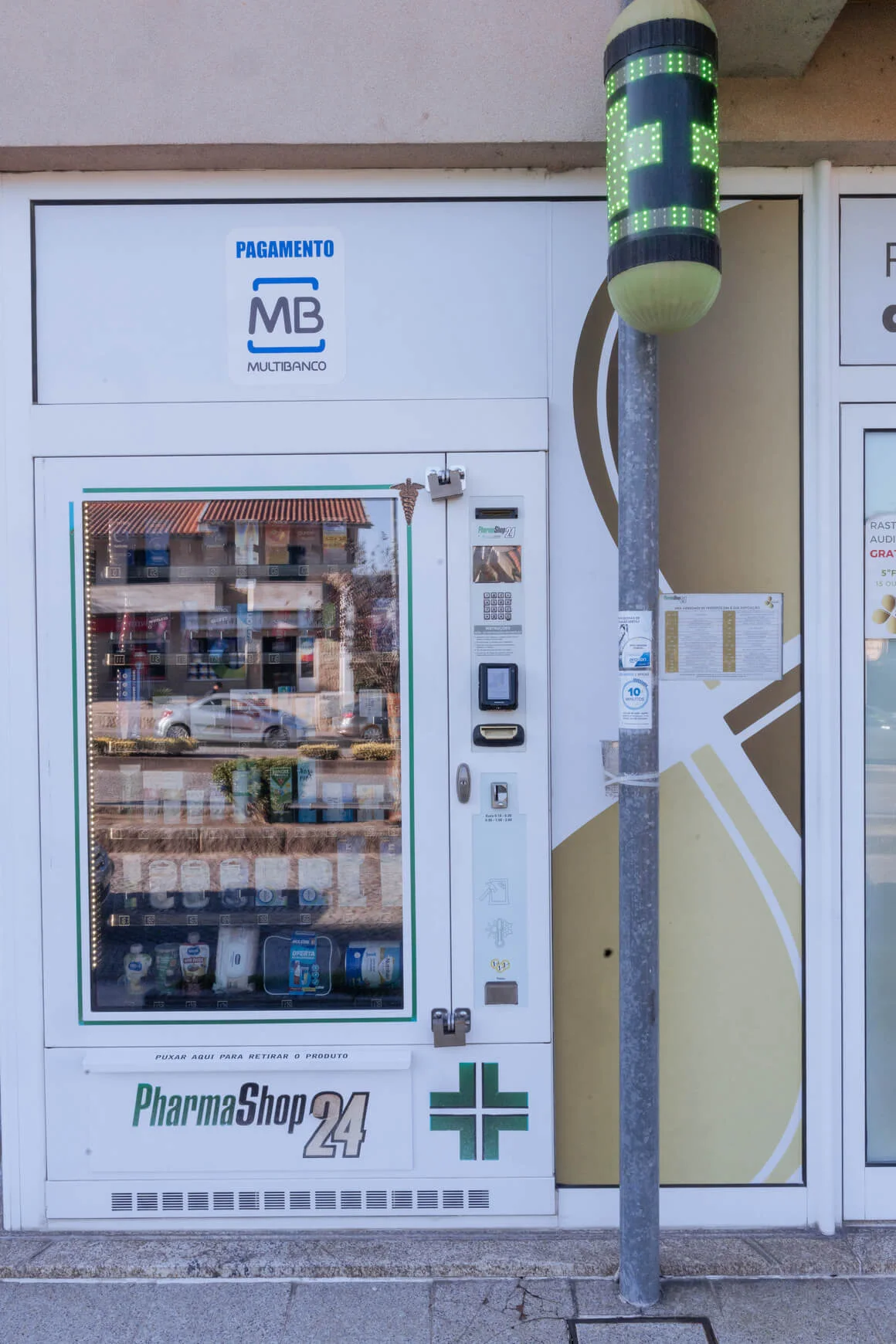Máquina Pharmashop 24 no exterior da Farmácia de Alpendurada